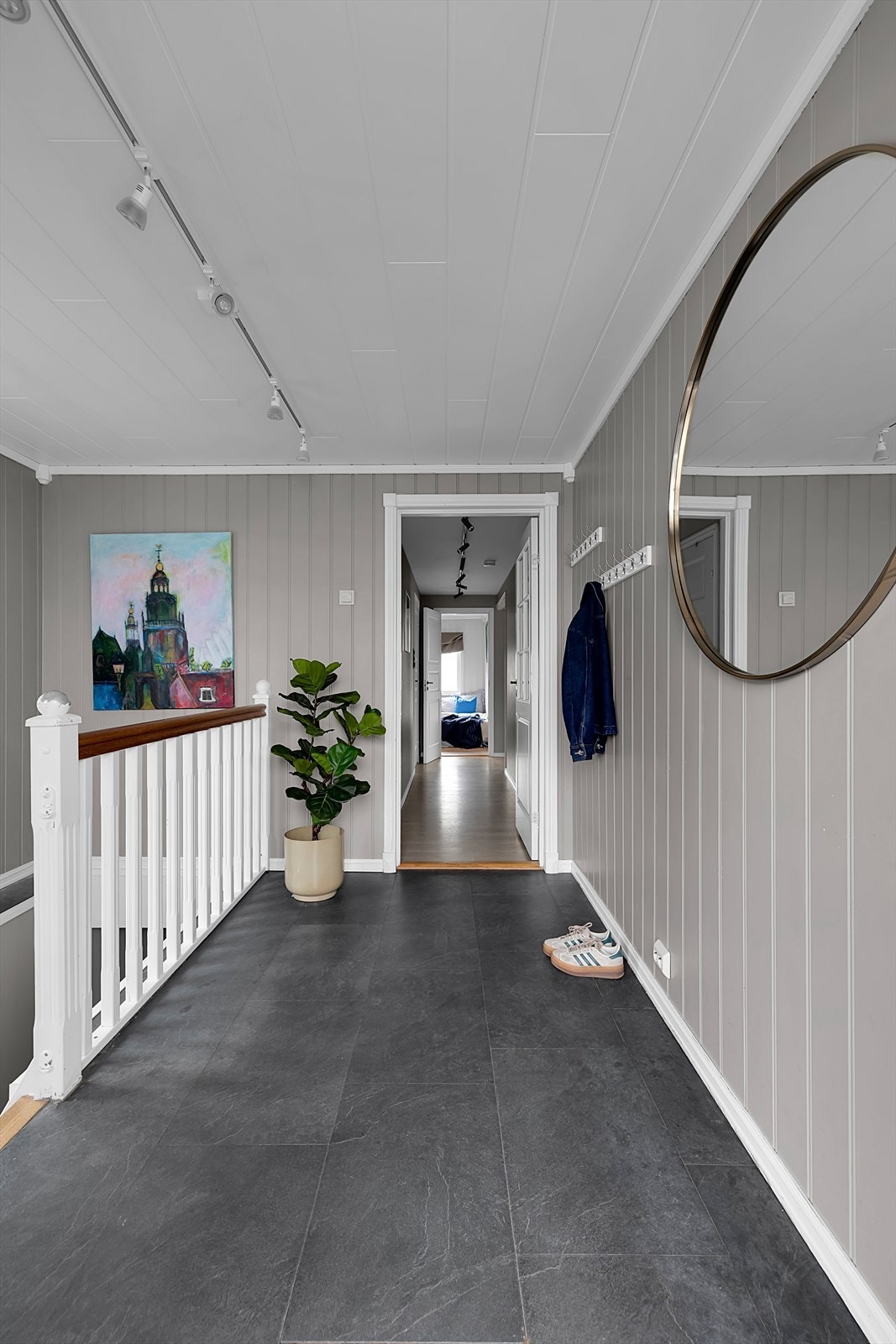 Gang med trapp ned til underetasjen Galleribilde