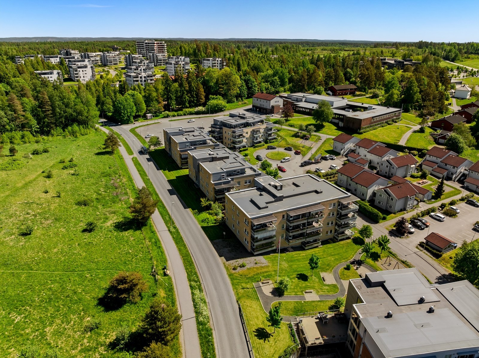 Beliggenheten er tilbaketrukket og rolig, med grøntarealer og turområder rett utenfor døren. Galleribilde