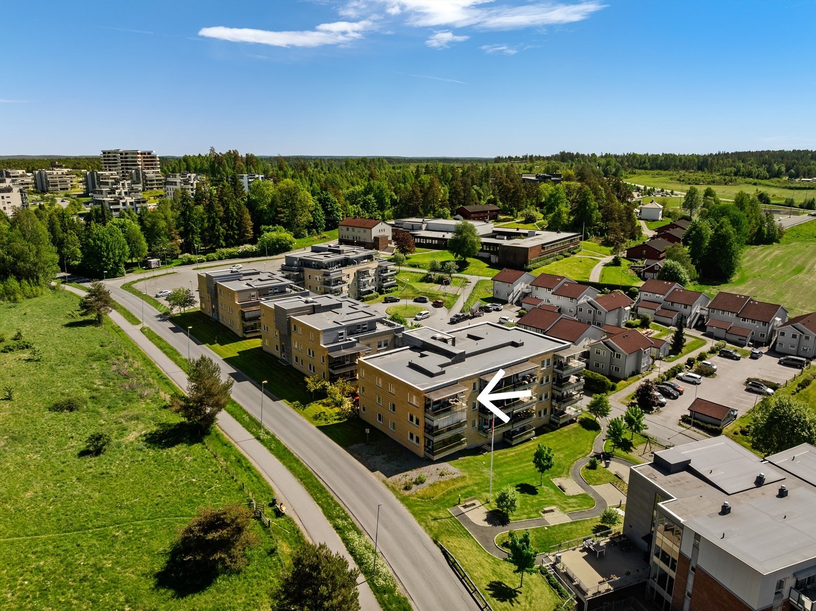 Eiendommen ligger i et barnevennlig, sentralt og fint område. Galleribilde