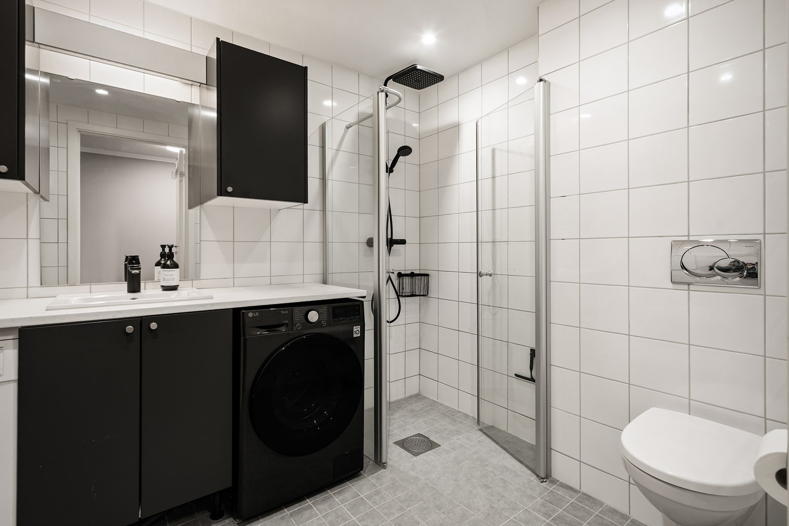 Badet ble oppgradert i 2023 med nye baderomsmøbler og dusjhjørne. Rommet har vegghengt toalett og elektrisk gulvvarme. Galleribilde