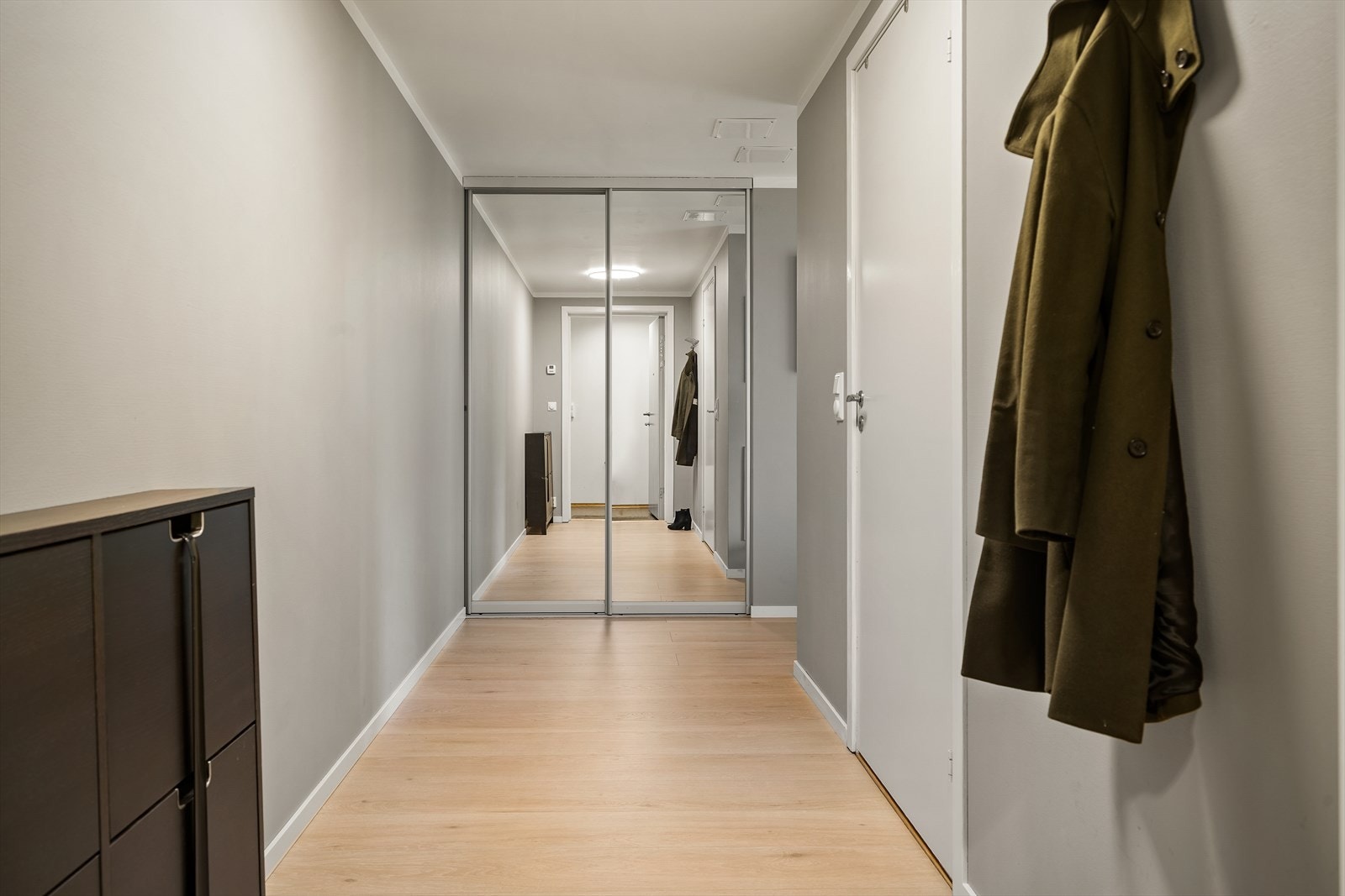 Entréen ønsker velkommen med nylagt laminatgulv og nymalte overflater fra 2023. Galleribilde