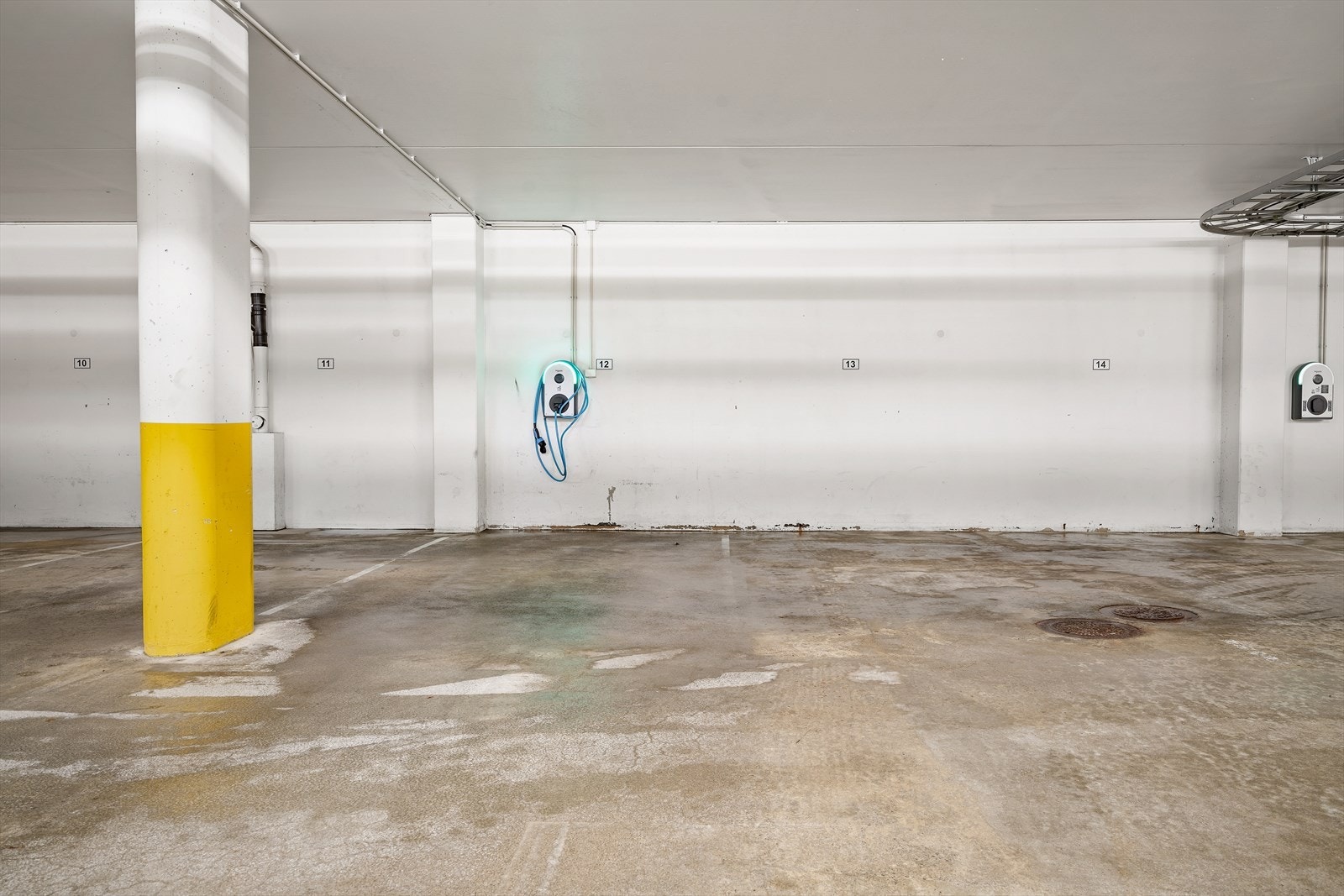 Det medfølger egen garasjeplass i felles anlegg i kjelleren. Det er heis opp til leiligheten fra garasjeanlegget. Galleribilde