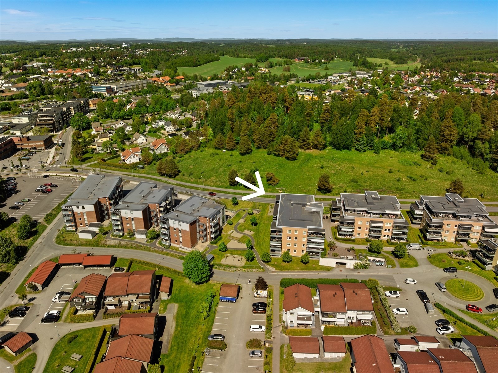 Oversikt over det sentrale nabolaget, med gangavstand til Vestby Storsenter og et bredt utvalg servicetilbud. Galleribilde
