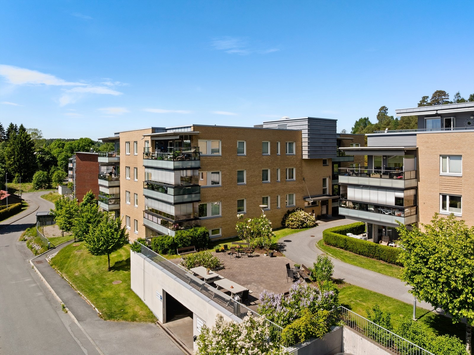 Borettslaget har pent opparbeidede fellesarealer med sittegrupper og beplantning. Galleribilde