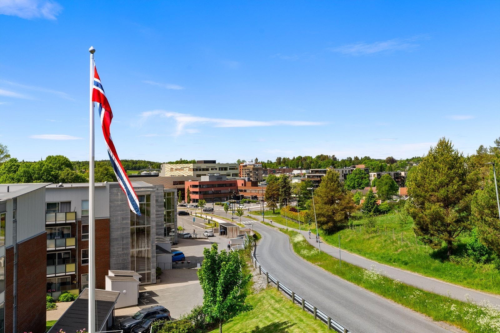 Fra leiligheten er det utsikt mot Vestby sentrum. Både buss og togstasjon er kun få minutters gange unna. Galleribilde
