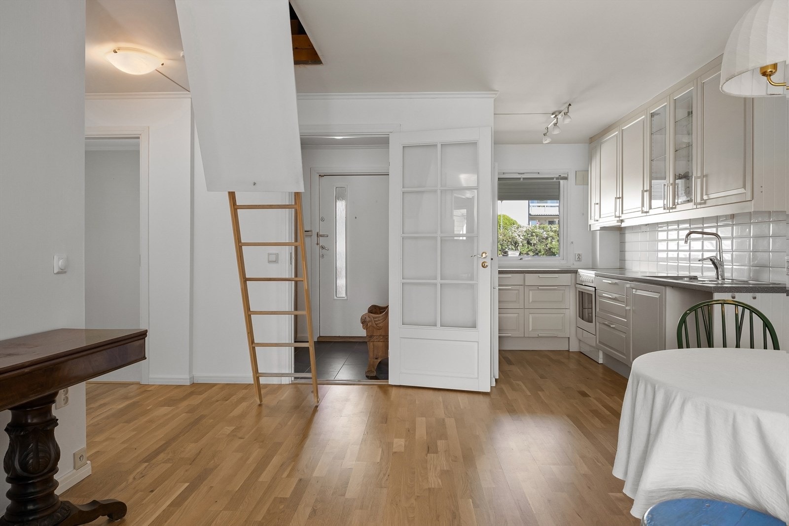 - Leiligheten har mye oppbevaring. Du ha ren innvendig bod, en på balkongen samt en i etasjen under. I tillegg har du loftet! - Galleribilde