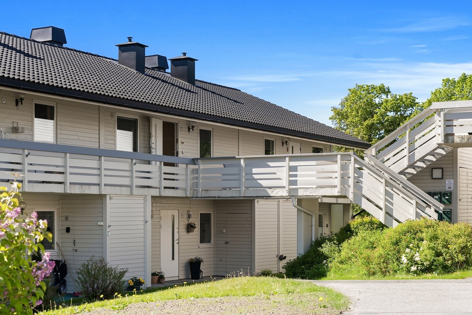 - Det er en liten trapp opp til leiligheten - Galleribilde