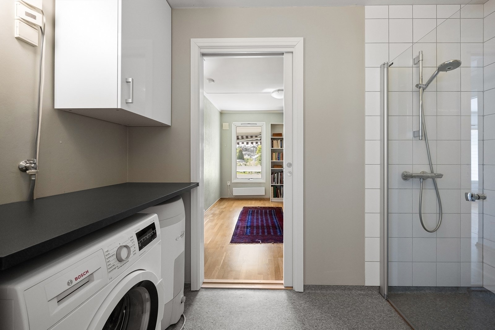 - Det er tilkomst til badet via hovedsoverom og gang - Galleribilde