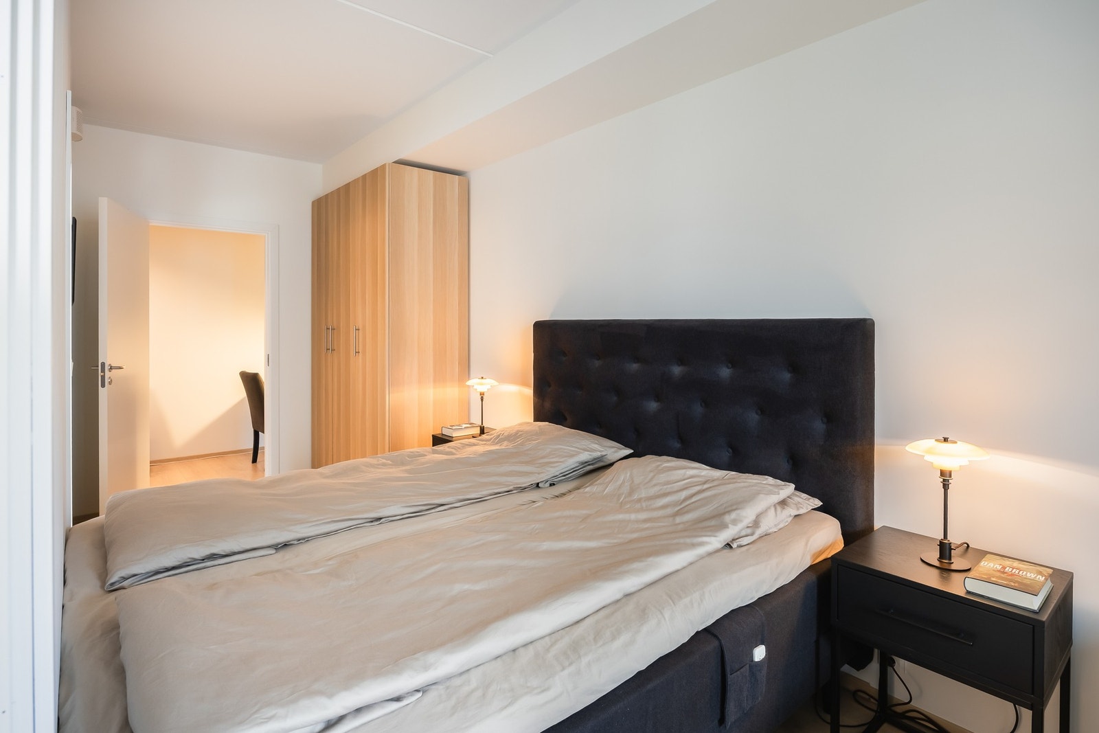 Størrelsen gir god plass til nattbord på begge sider, samt et stot garderobeskap. Galleribilde