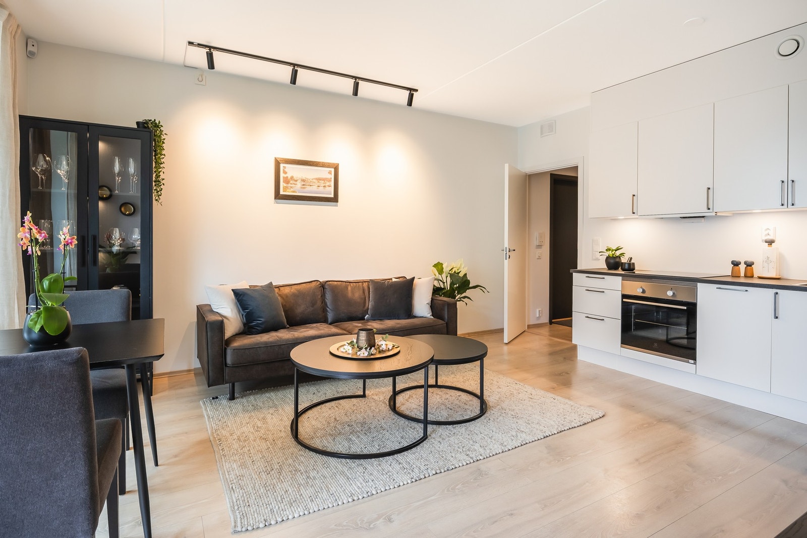 Det er balansert ventilasjon og vannbåren varme i leiligheten. Galleribilde