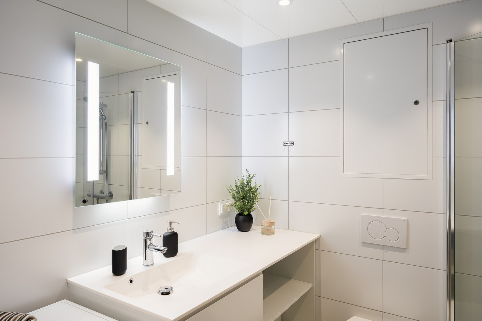 Badet er på 4,3 kvm, med god plass til vaskemaskin. Galleribilde