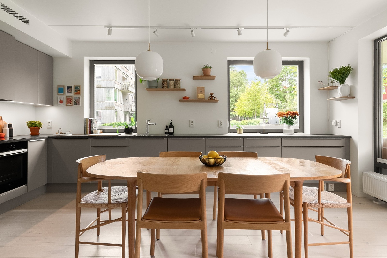 Spiseplassen har god plass til store sammenkomster og hyggelige middager. Galleribilde
