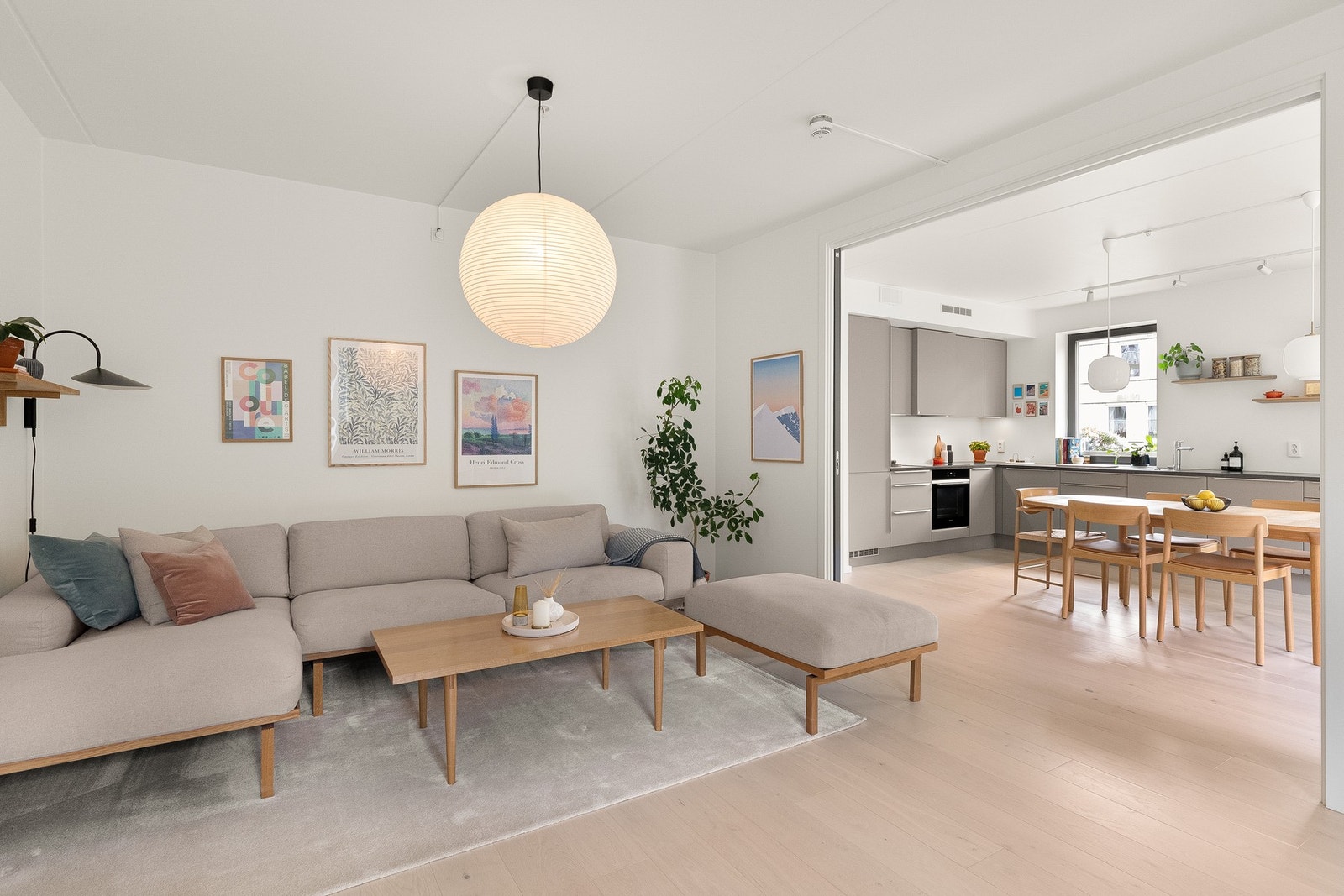 Leiligheten varmes opp ved hjelp av radiatorer tilknyttet fjernvarme. Galleribilde