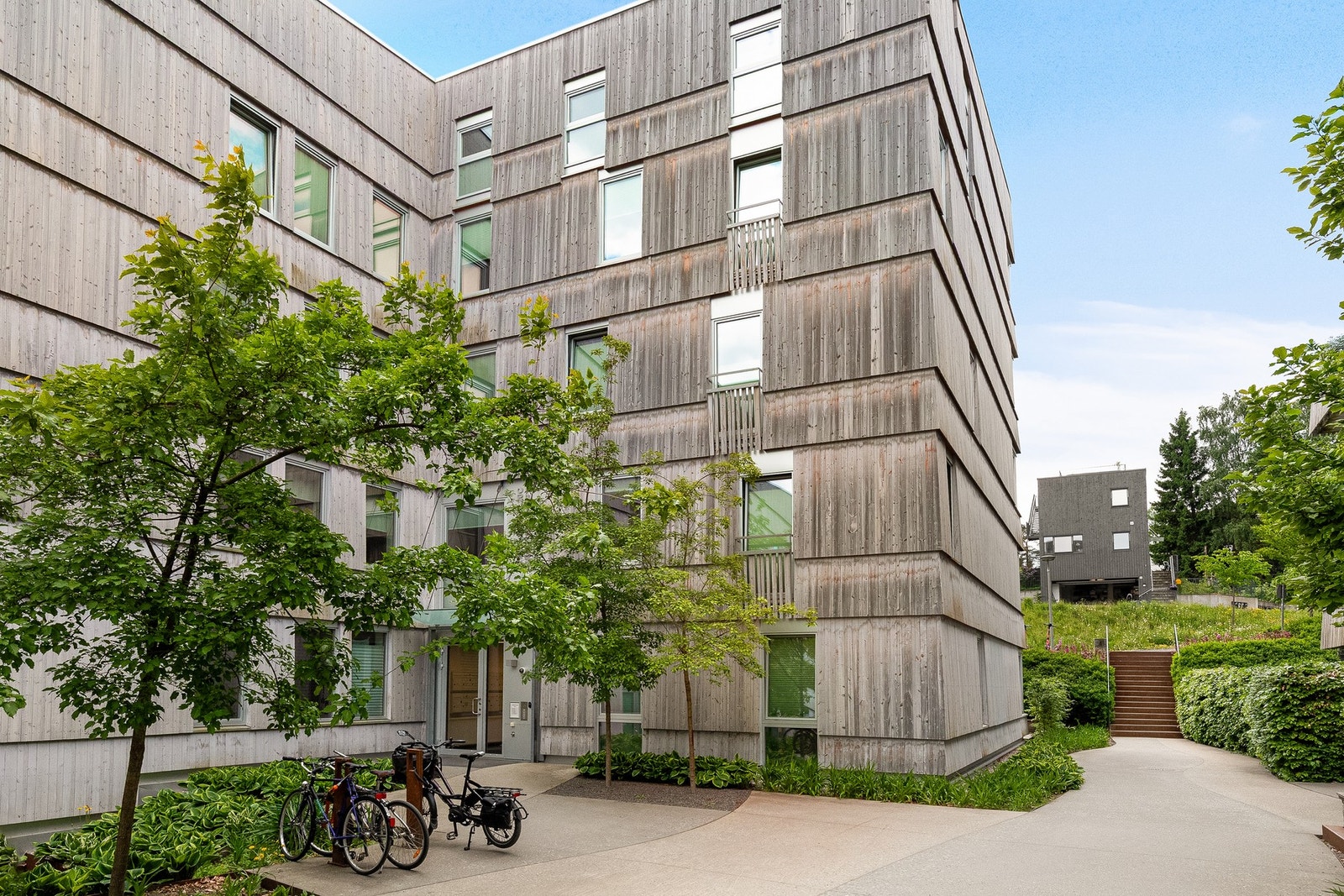 En bolig som kombinerer moderne komfort, praktiske løsninger og attraktive utearealer. Galleribilde