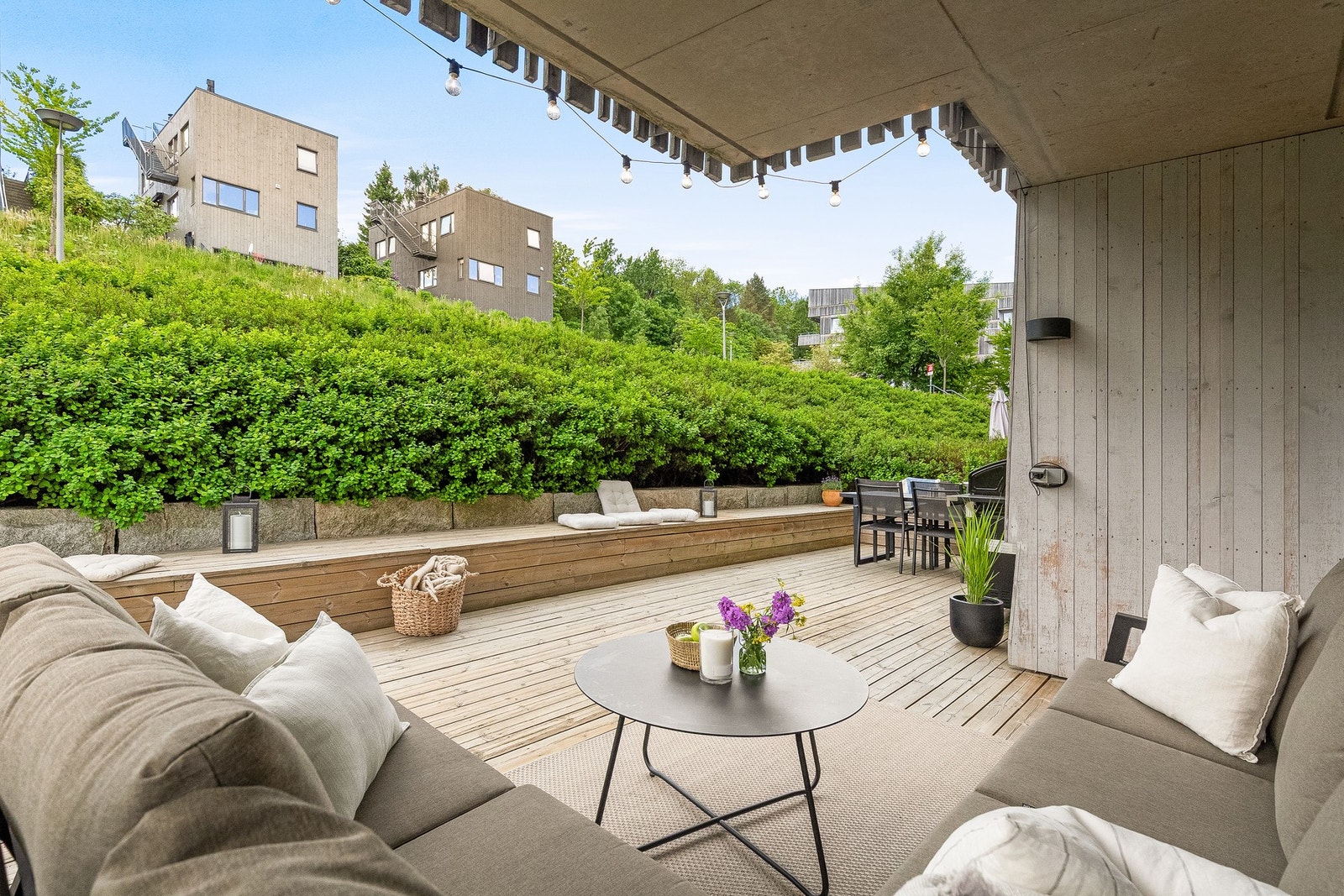 En romslig hjørneleilighet med familievennlig planløsning og stor markterrasse. Galleribilde