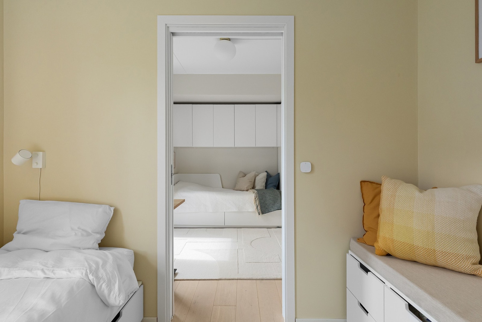 Leiligheten disponerer i dag tre soverom som gir fleksibilitet for familie, hjemmekontor eller gjesterom. Galleribilde