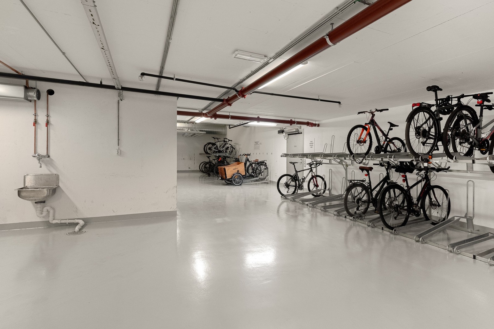 Felles sykkelparkering. Galleribilde