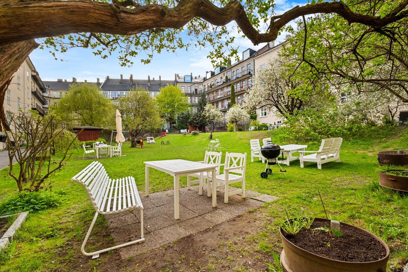 Bakgården er opparbeidet og har et parkmessig preg som passer til både store og små! Galleribilde