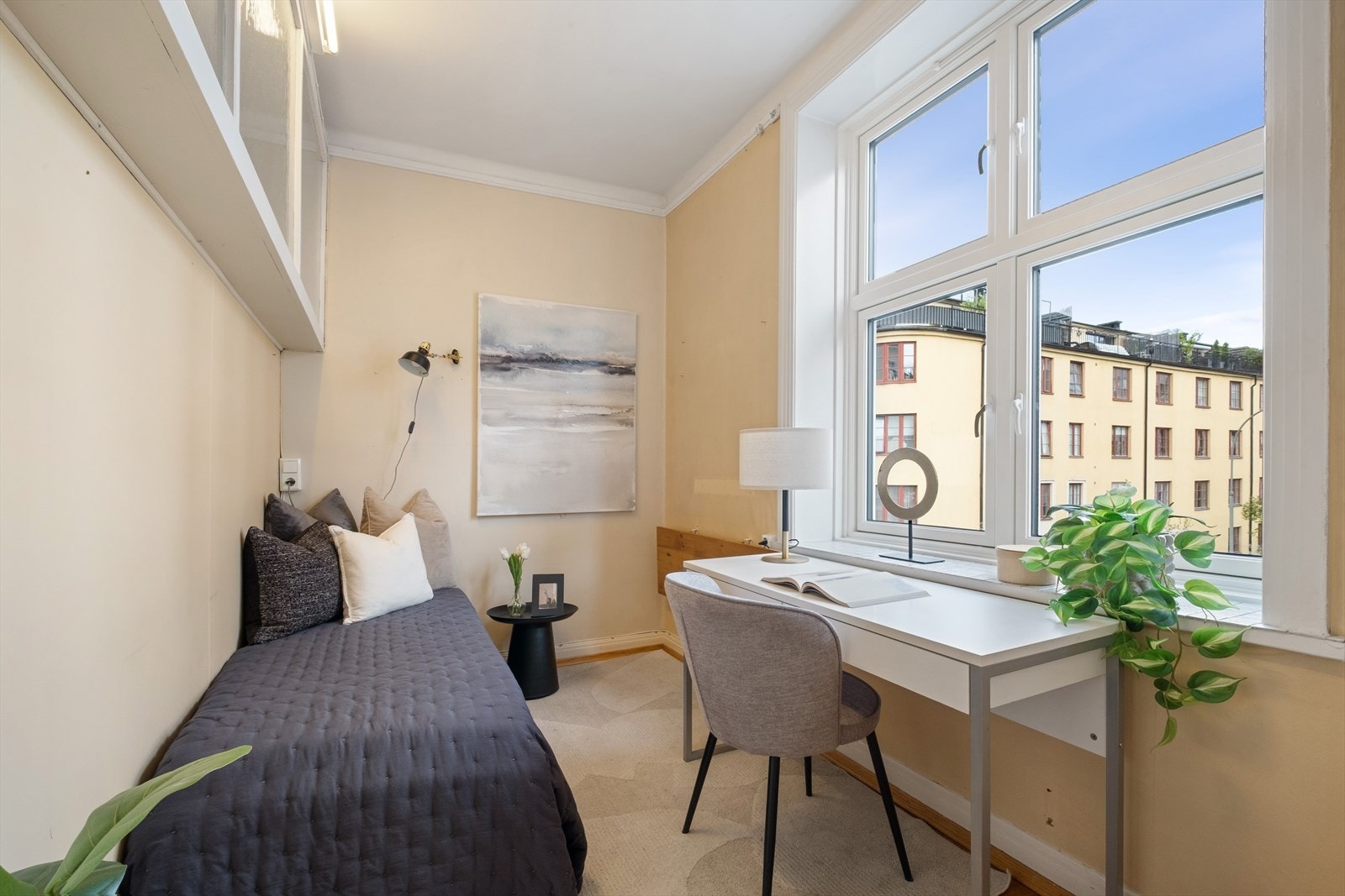 Soverom 2 får godt med naturlig lys fra det store vinduet. Galleribilde