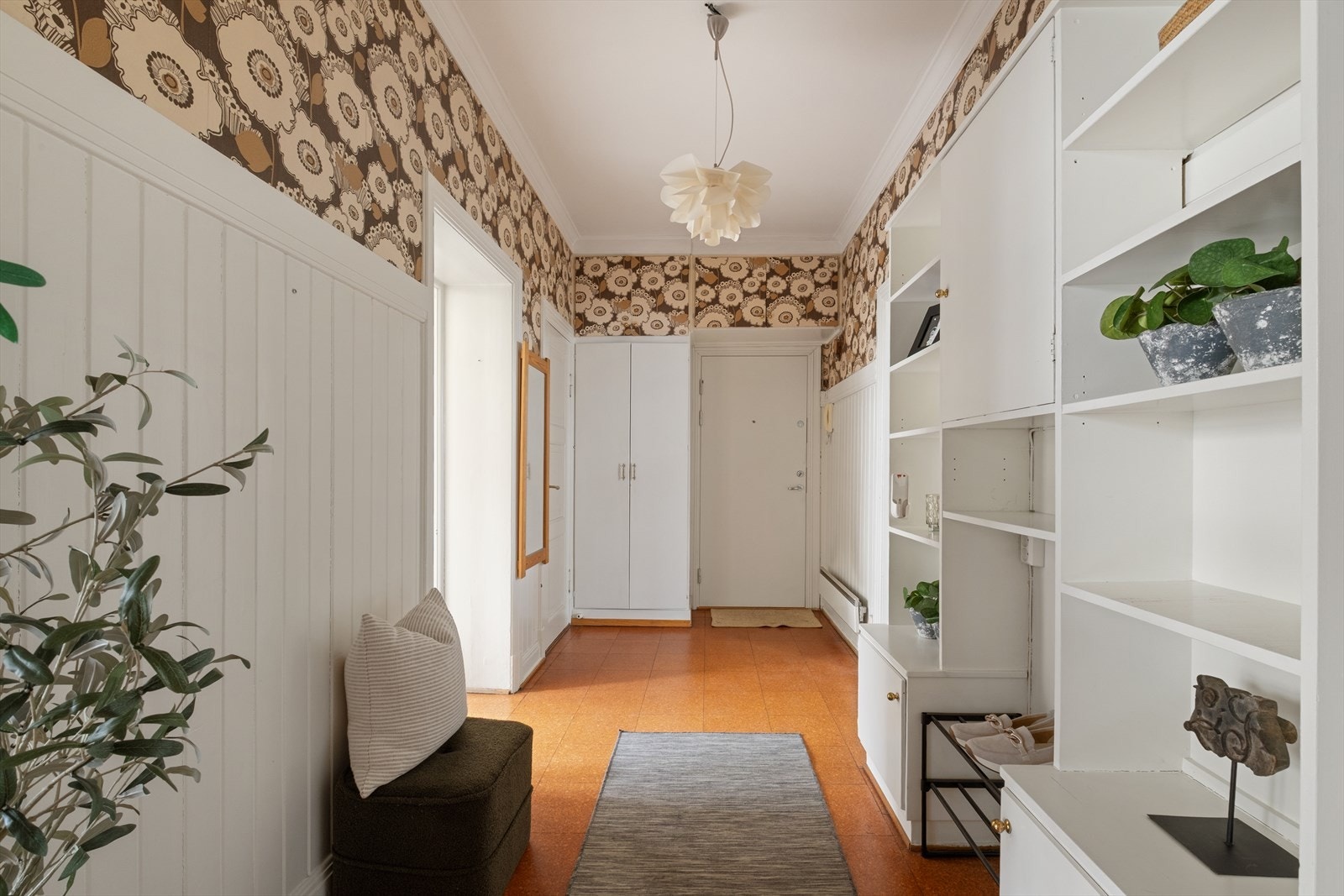Leiligheten tar den inn i en stor entré med god plass til oppbavaring gjennom de plassbygde skapene og callinganlegg. Galleribilde