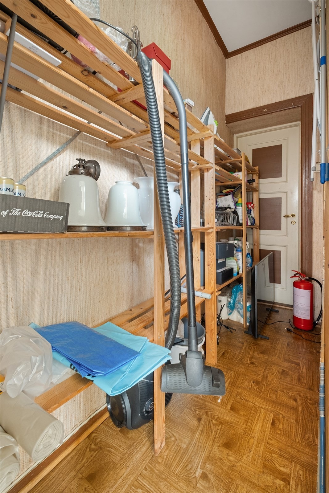 Praktsik bod i tilknytning til kjøkkenet, perfekt for å kunne bruke til spiskammer eller matbod. Galleribilde