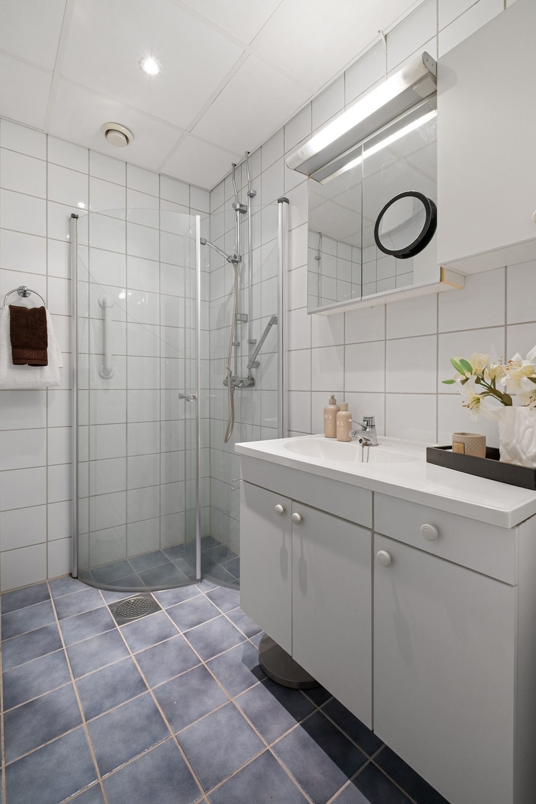 Rommet har integrert belysning, behagelige varmekabler og naturlig ventilasjon. Galleribilde