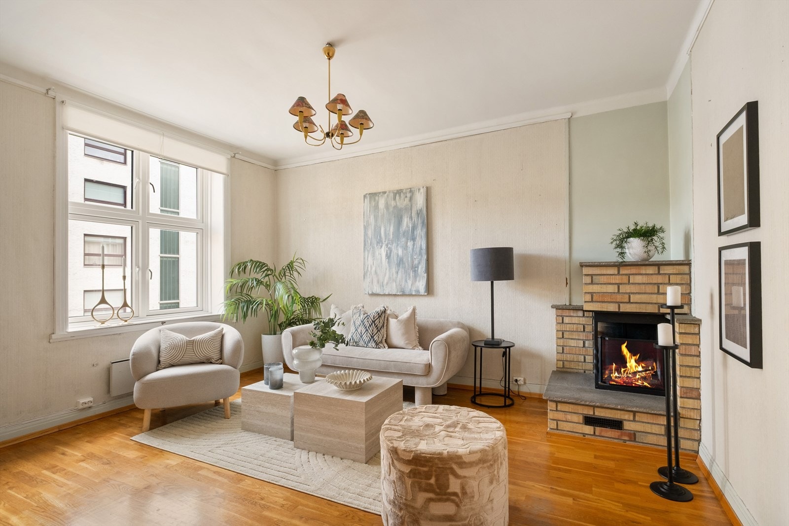 Stor og romslig stue med god plass til sofa, tv-møblement og skjenk. Galleribilde
