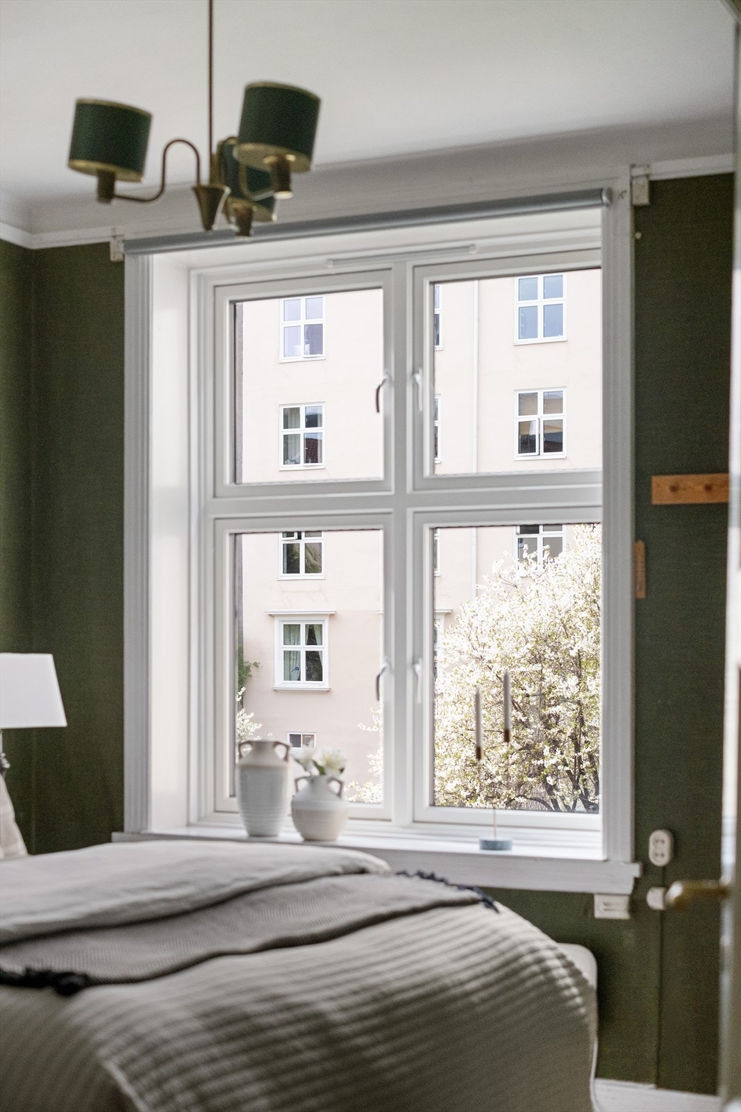 Soverom 1 vender ut mot den rolige og frodige bakgården. Galleribilde
