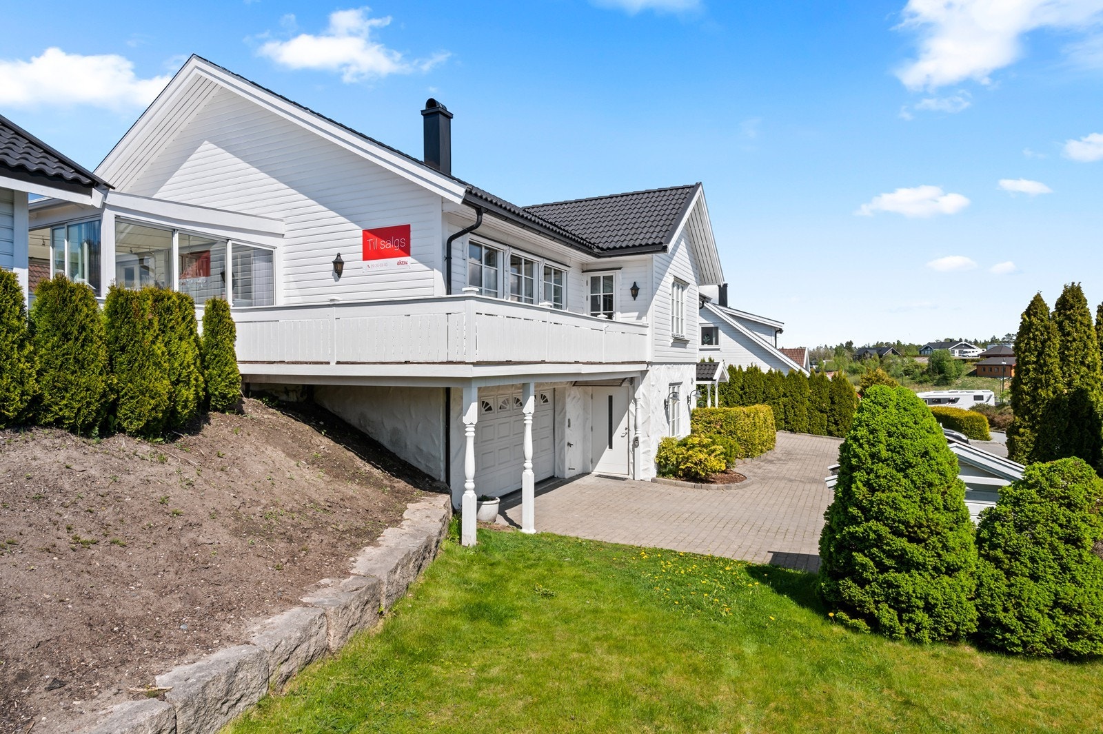 Boligen har en vinterhage, uthus med jacuzzi og veranda. Galleribilde