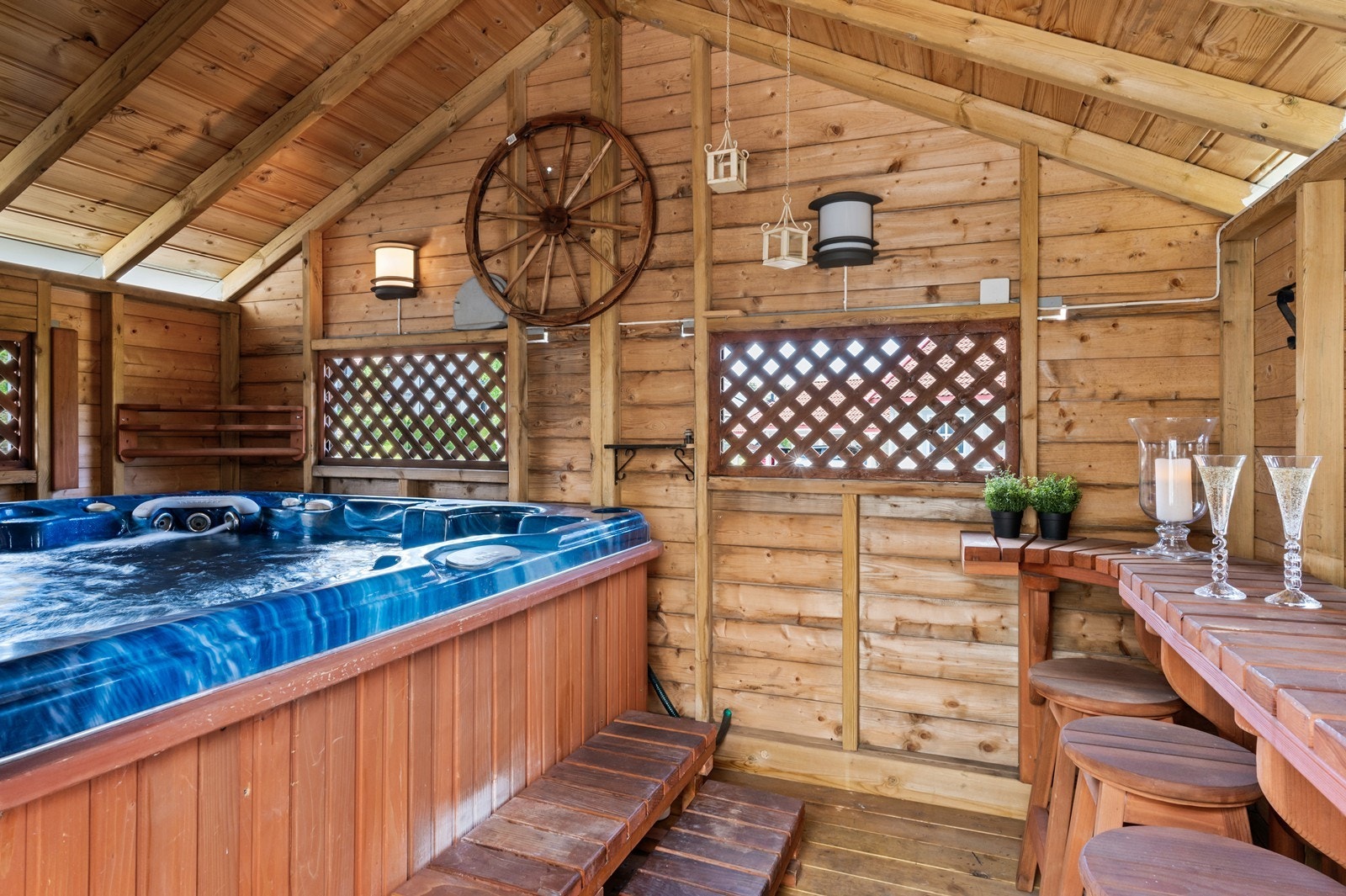 Uthus med jacuzzi. Galleribilde