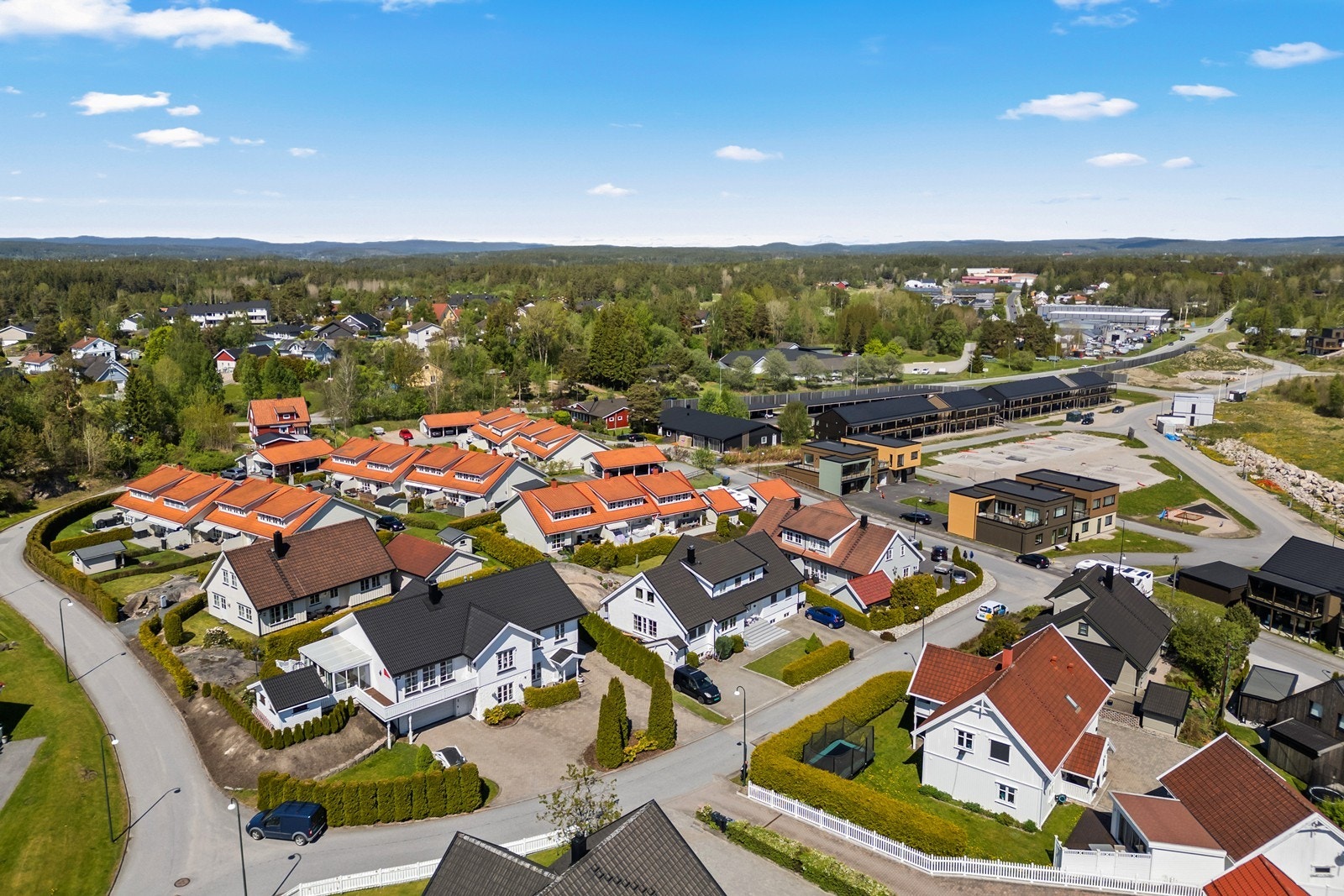 Boligen ligger i et rolig og etablert boligområde med gode kvaliteter for både små og store. Galleribilde