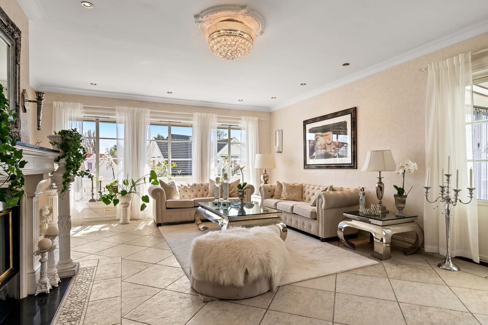 Stuen har plass til flere soner med innredning. Galleribilde