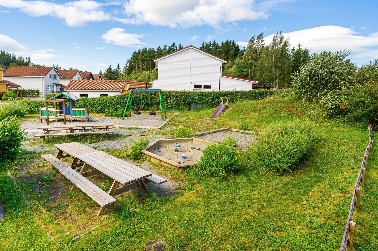 Barnevennlig nærområde med lekeplass i kort avstand fra boligen. Galleribilde