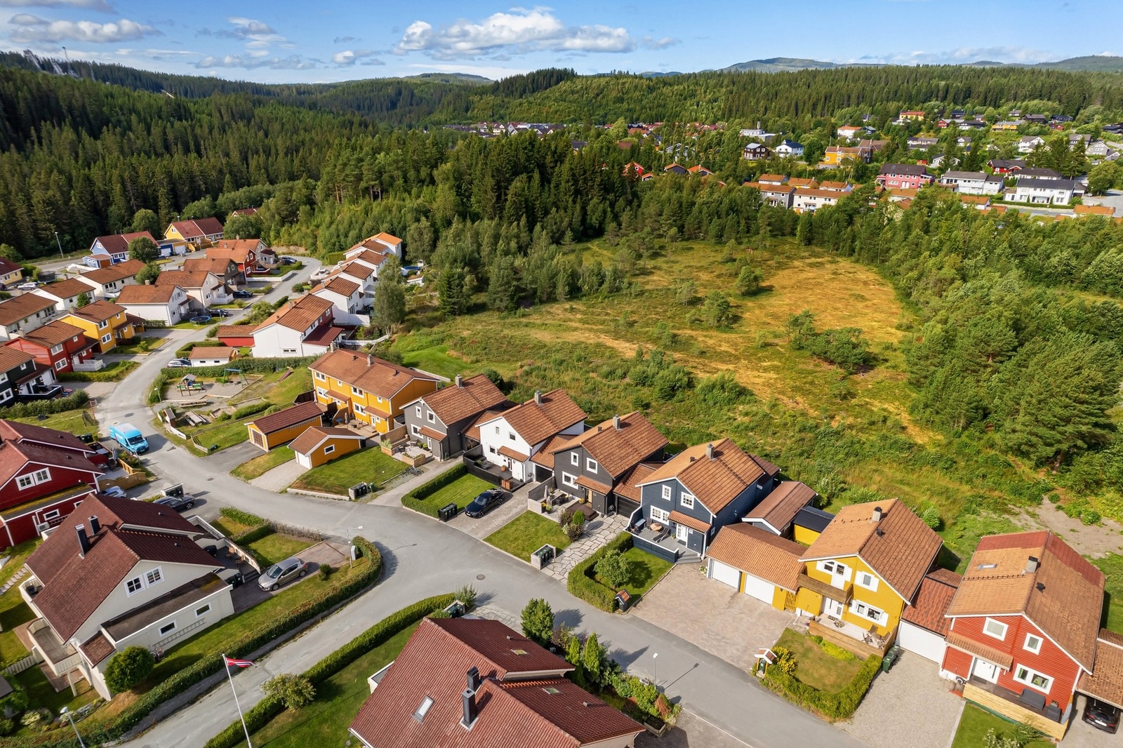 Fra eiendommen har du kort vei til dagligvarehandel, barnehager og skole. Galleribilde