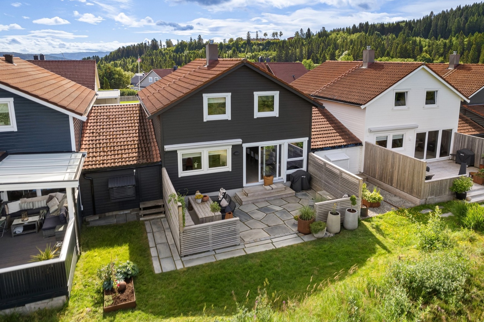 Her bor du i en enebolig på 148 m² BRA i rolige omgivelser. Gjennomgående god standard og fantastiske uteplasser. Galleribilde