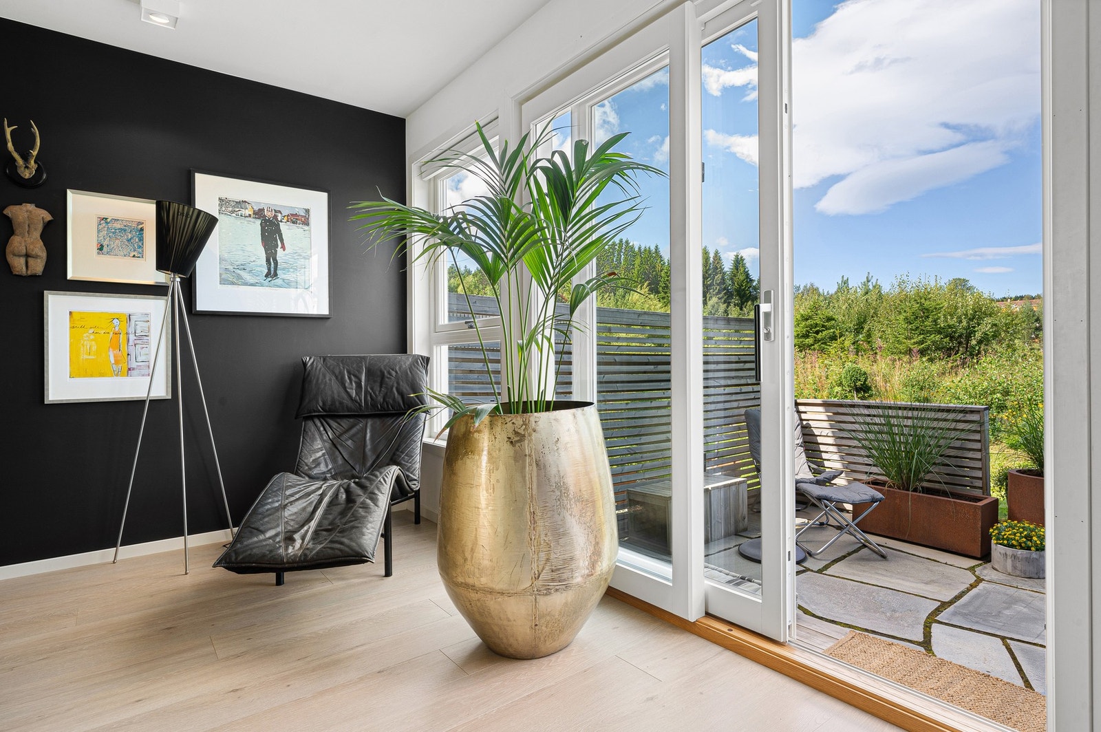 Fra spisestuen har man direkte utgang til skjermet uteplass, perfekt for varme sommerdager. Galleribilde