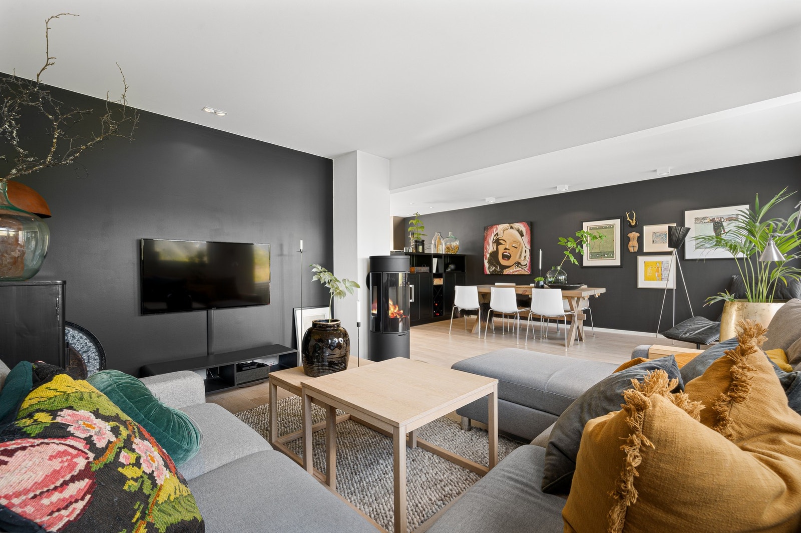 Innbydende stue med god plass til både stor sofagruppe og flere møbleringsmuligheter. Galleribilde