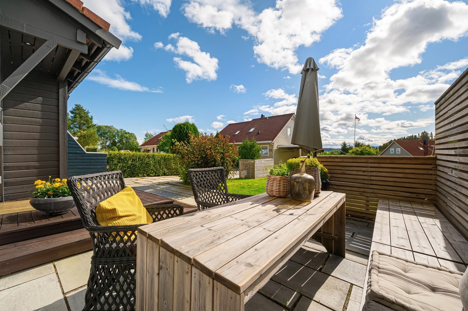 På fremsiden av boligen har du en fin sittegruppe med gode solforhold - Perfekt for fine sommerdager. Galleribilde