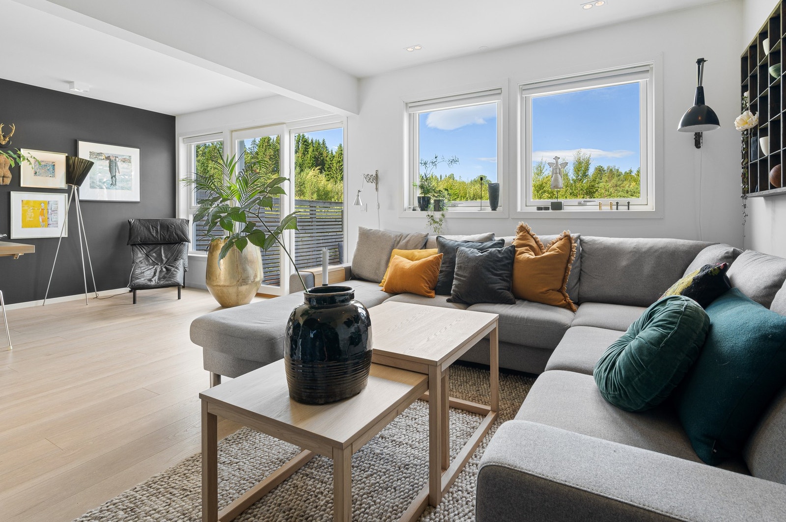Stuen har store vindusflater som slipper inn rikelig med naturlig lys og skaper en lys og luftig atmosfære. Galleribilde