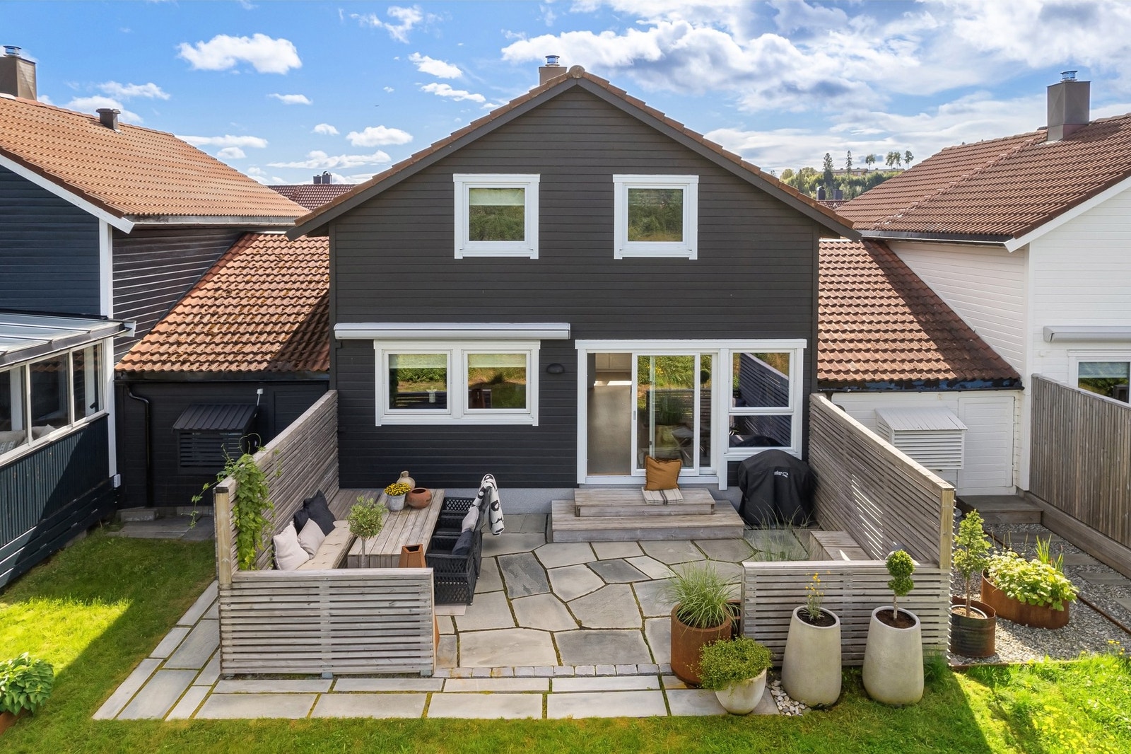 På baksiden av huset er det en stor uteplass. Enkel å møblere etter egne preferanser. Galleribilde