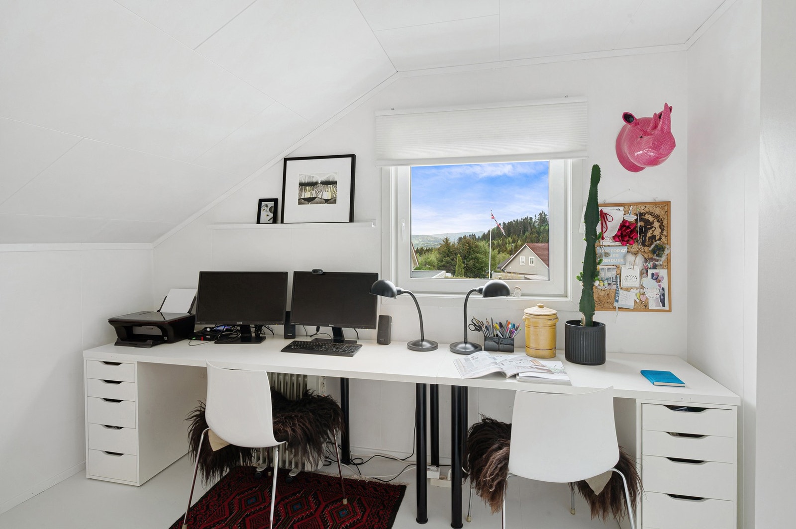 Langs veggen har man god plass til arbeidspult, her får du rikelig med naturlig lys til arbeidet. Galleribilde