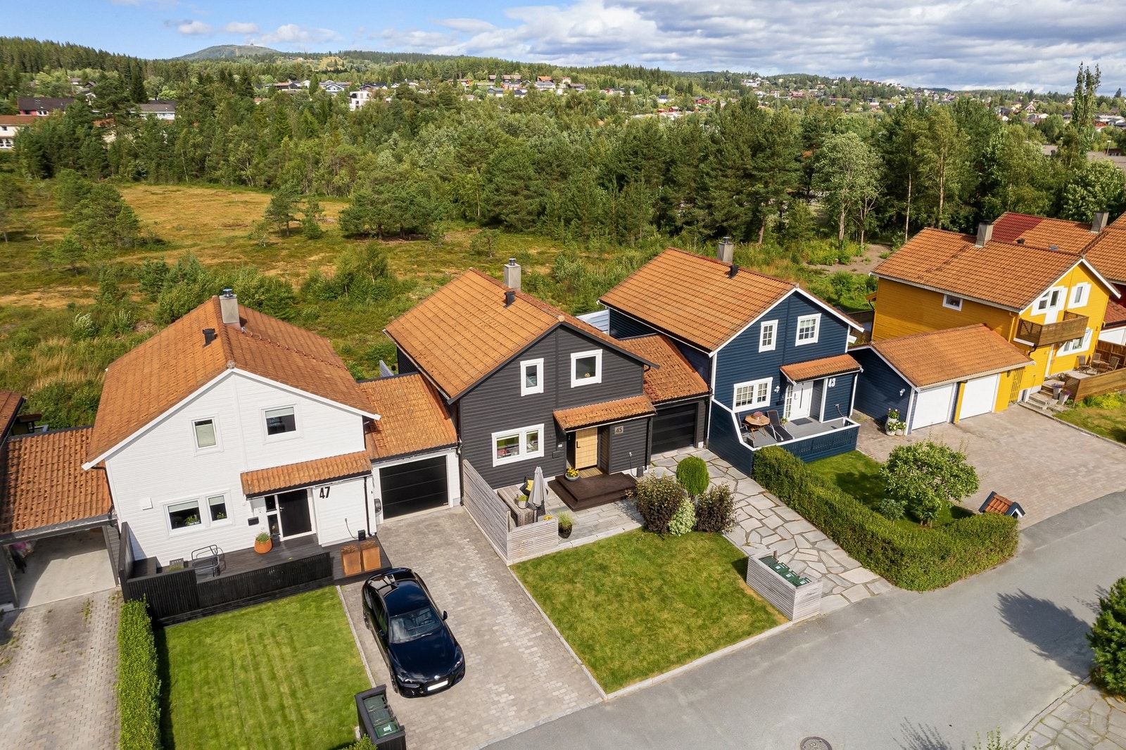 Oversiktsbilde som viser boligens attraktive plassering i et etablert og familievennlig boligområde med grønne omgivelser. Galleribilde