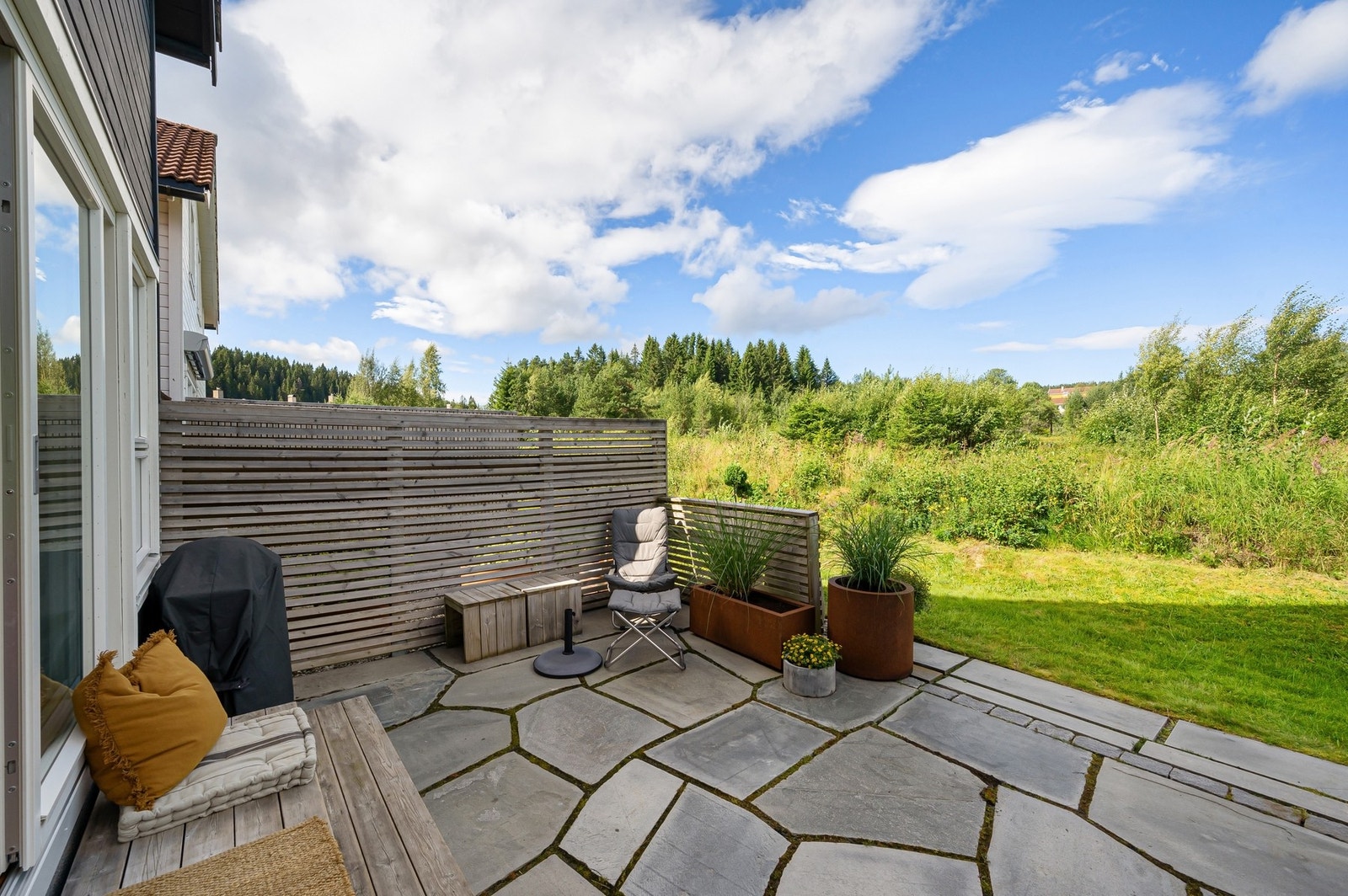 Her kan du nyte fine uteområder med en hyggelig overgang mellom terrasse og grøntareal. Galleribilde