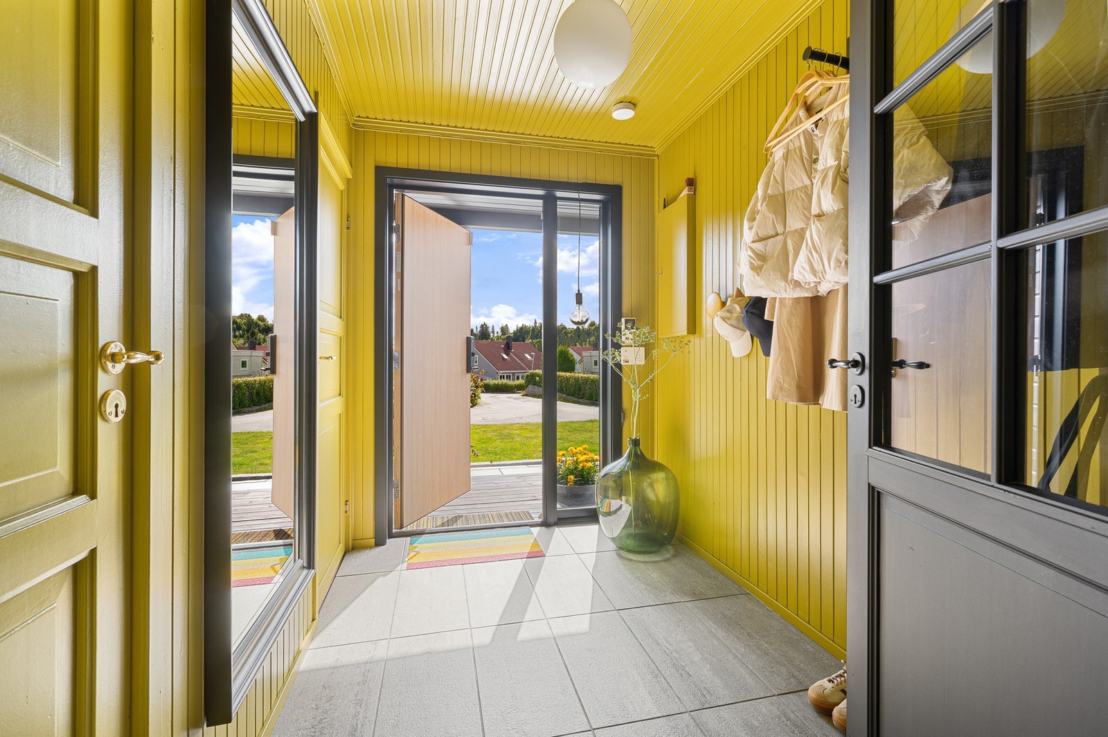 Innbydende entré med god plass til oppbevaring av yttertøy og sko. Galleribilde