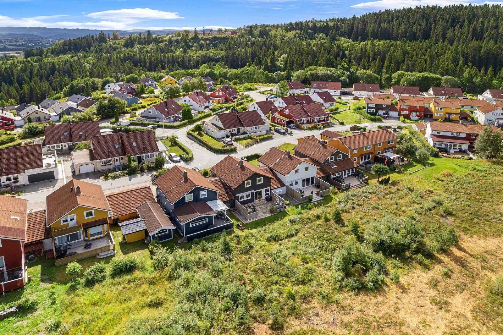 Eiendommen har en plassering med begrenset innsyn i bakkant og en naturlig overgang mot grøntområdene rundt boligen. Galleribilde