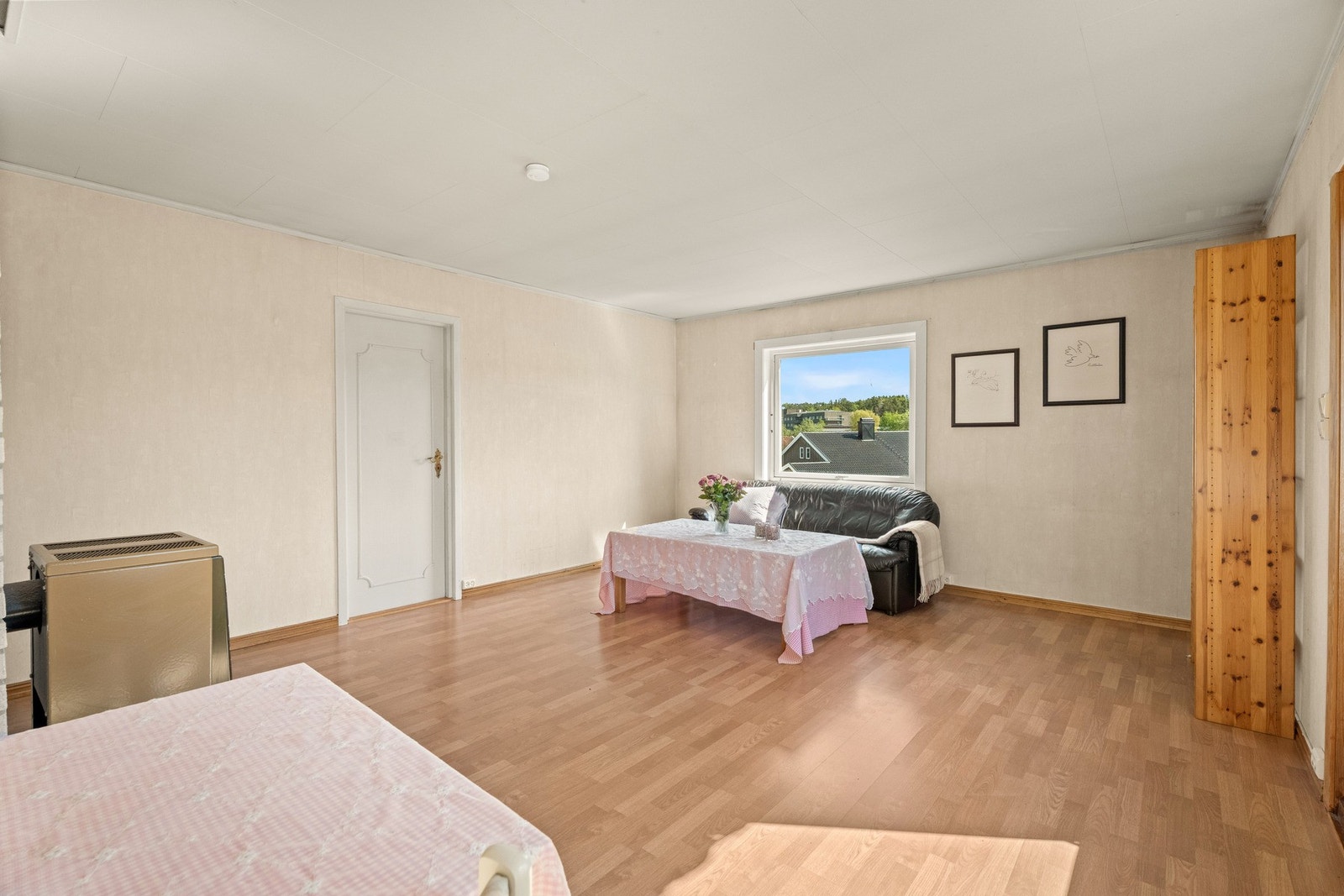 Vinduer på to sider slipper inn godt med naturlig lys, inkludert en glassdør til balkongen. Galleribilde