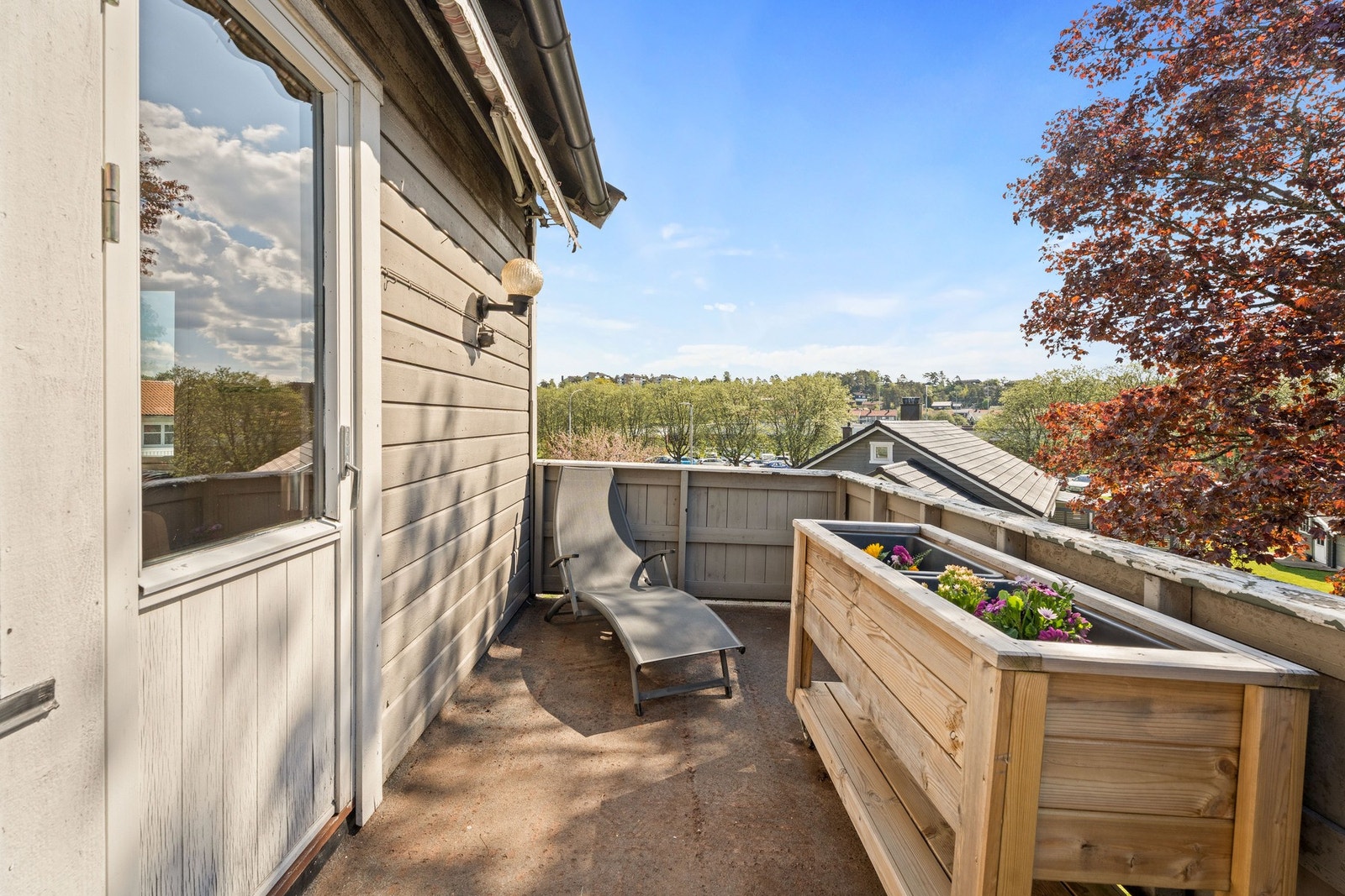 Leiligheten ligger i 2. etasje, og fra stuen er det utgang til en trivelig balkong med fint utsyn over nabolaget. Galleribilde