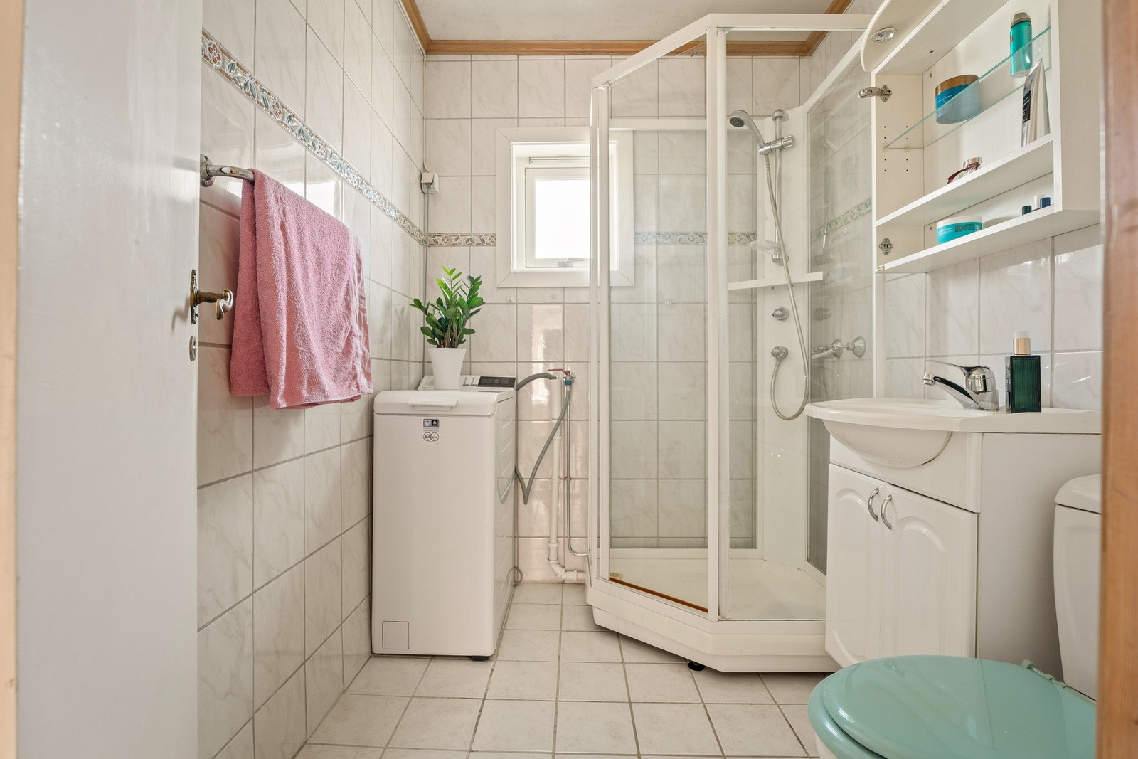 Badet er helfliset, utstyrt med toalett, dusjkabinett og varmekabler Galleribilde