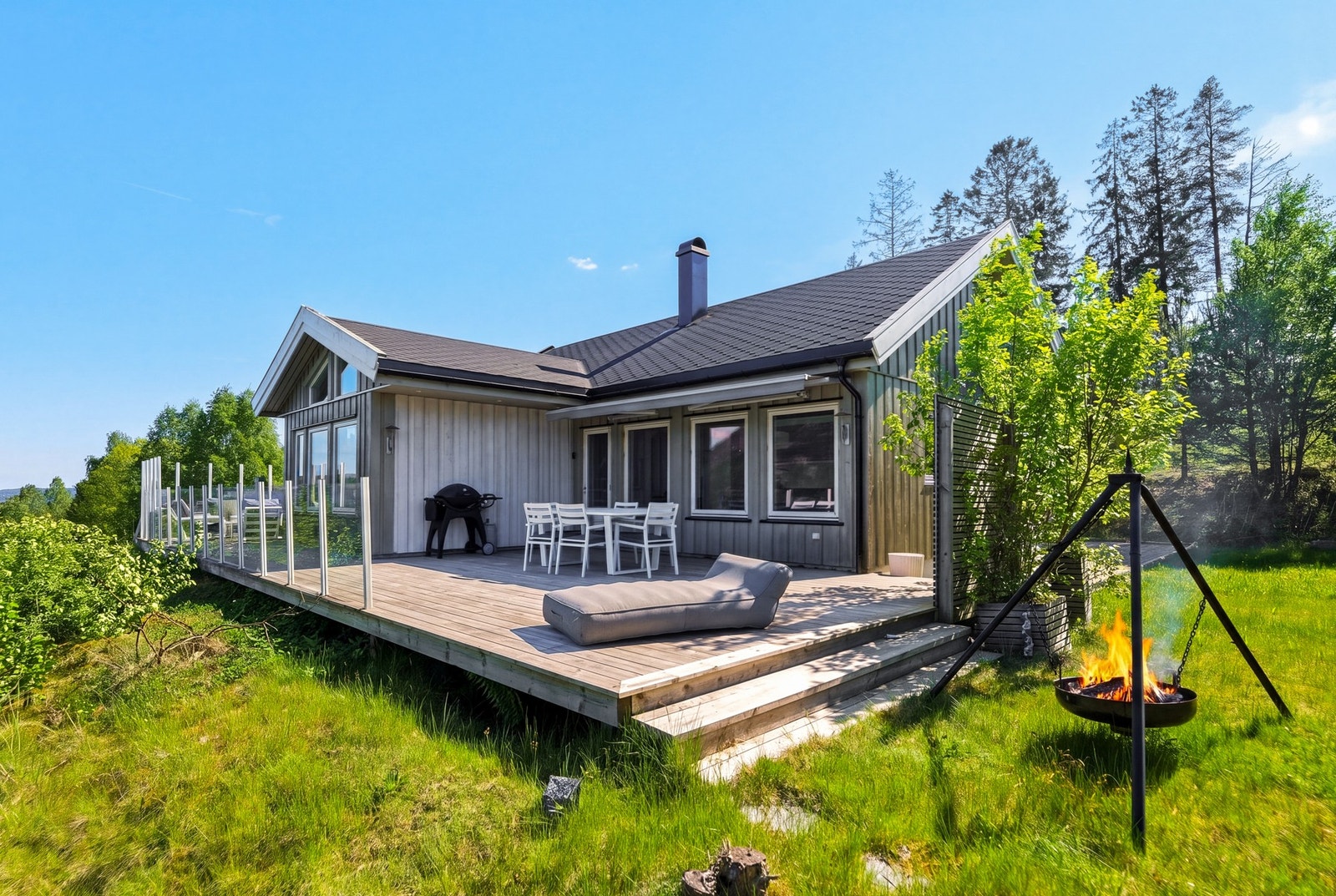 Du kan også ta turen ut til "Munken", en restaurant på en øy i Norsjø, hvor du kan nyte god mat og drikke i hyggelige omgivelser, ofte med konserter i helgene gjennom sommersesongen Galleribilde