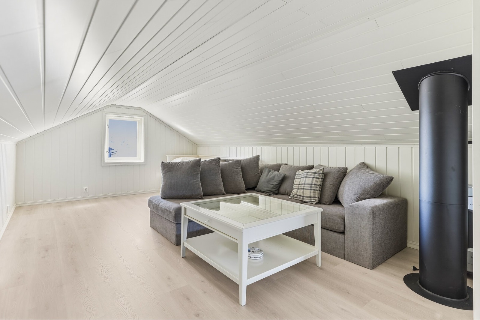 Flott loftstue med god plass til møblering Galleribilde